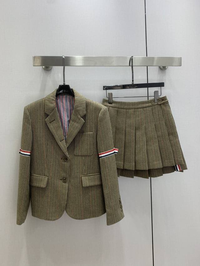 强烈推荐 Tho* 2025年早秋冬系列新款学院风千鸟格翻领西装外套搭配压折短半裙套装 分开批 经典的撞色织带蝴蝶结袖子设计 前短后长的半裙版型 经典的条纹里布