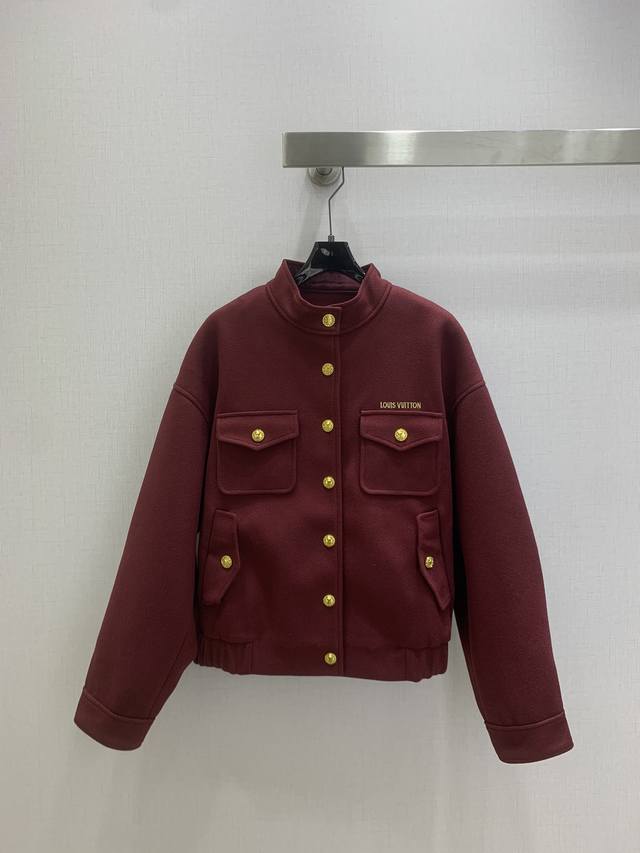 强烈推荐 Lv*2025秋冬新款 毛呢双口袋外套 经典又有型 自带气场 面料质感很奈斯 时髦又高级 颜色超级正 上身显白又显瘦 自带酷帅感的系列 走路都带风上身