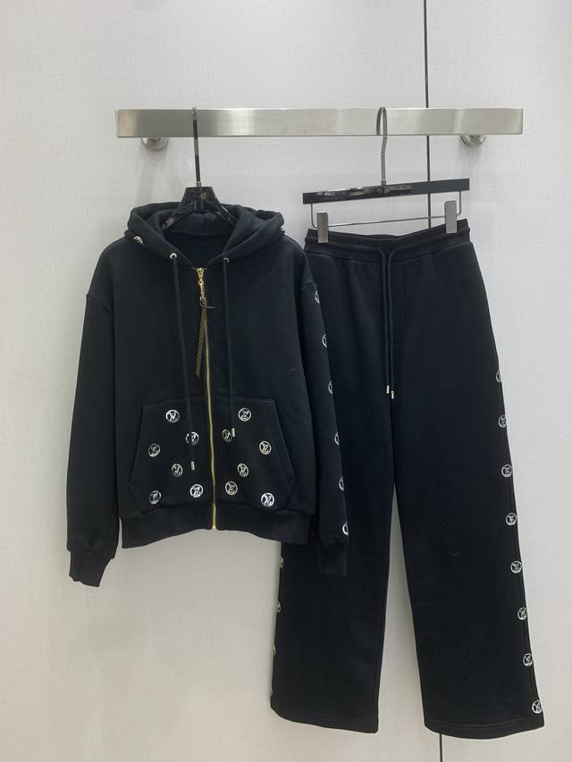 强烈推荐 Lv*2025秋冬新款 连帽水钻卫衣外套口袋水钻抽绳长裤 分开批 可A可飒的风格，日常通勤穿什么的都是很Ok的，层次感更加丰富，满满小细节太加分了。包