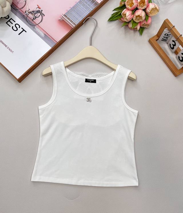 Chanel 25Ss春夏新款度假系列镂空背心吊带，简直是时尚圈的王炸单品 经典黑白配色，自带高级滤镜，怎么穿都不出错~后背大Logo镂空设计超绝，法式浪漫与小