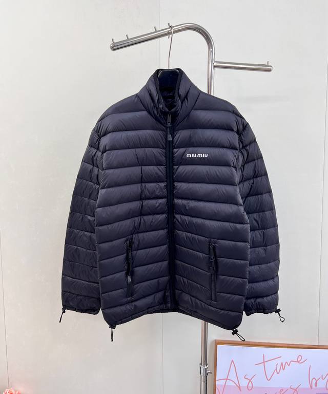 Miumiu2025新款立领字母刺绣拉链羽绒服，定制Yb进口防水环保再生尼龙材质，其工艺还原，升级材质，白鹅绒填充内里，整件轻盈保暖，拉链开襟小立领设计，经典长
