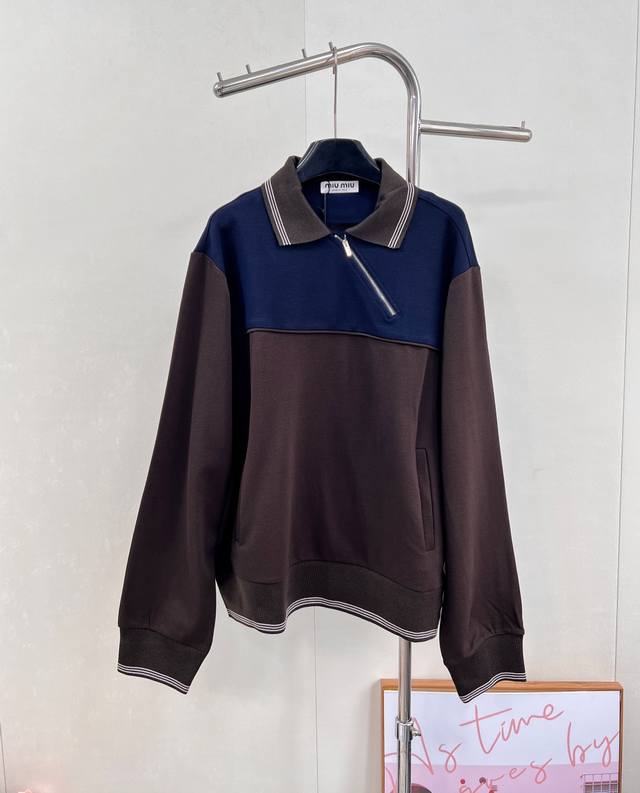 Miumiu25Fw早秋新款斜拉链翻领卫衣丨独家Yb开发！高版出品！拉链式翻领既休闲又Cool斜拉链设计上身特别好看 解锁不一样的穿搭模式 酷飒又帅气宽松版型完