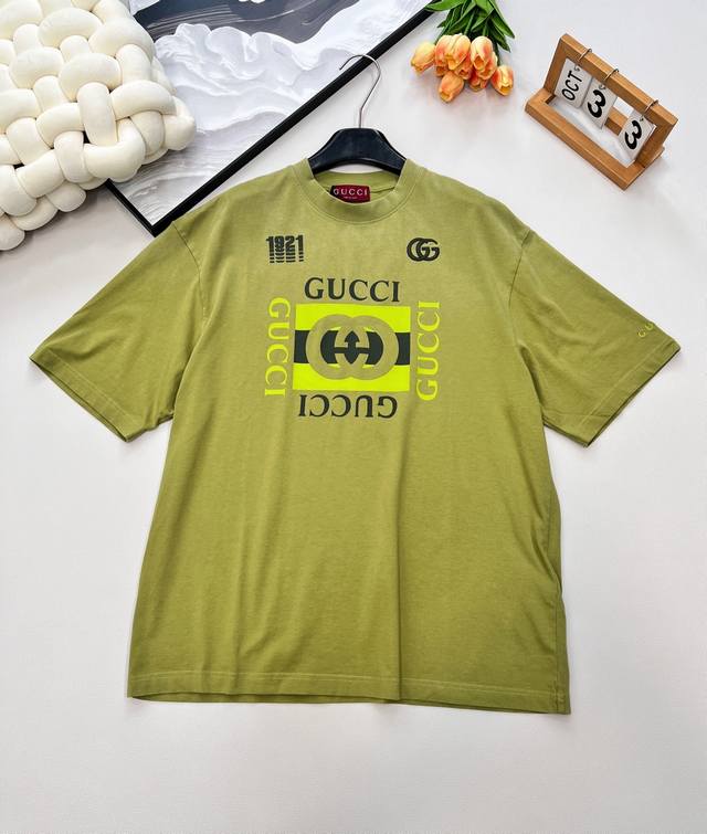 Gucci2025Ss新款重工炒色印花圆领短袖T恤，定制Yb原生全棉材质 透气舒适 质感十足 宽松短袖T恤裁剪 凸显品牌格调 采用克重纯棉制成 垂坠感十足 呈现