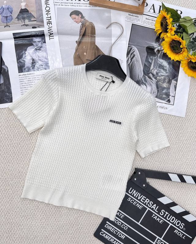 Miumiu早春新款学院风字母刺绣麻花圆领短袖针织衫 采用100%羊毛！面料软软糯糯的，敲级舒服！自带显瘦属性，脱不下来的那种！！！穿起来就是篙级的气质款~ 慵