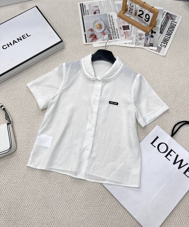 Miumiu2025新款花边短袖衬衫半裙套装出，单出！定制Yb斜纹30%亚麻棉70%天丝材质 面料。柔软亲肤 舒适不易皱 短袖衬衫半裙套装 上衣领口花瓣镂空波浪