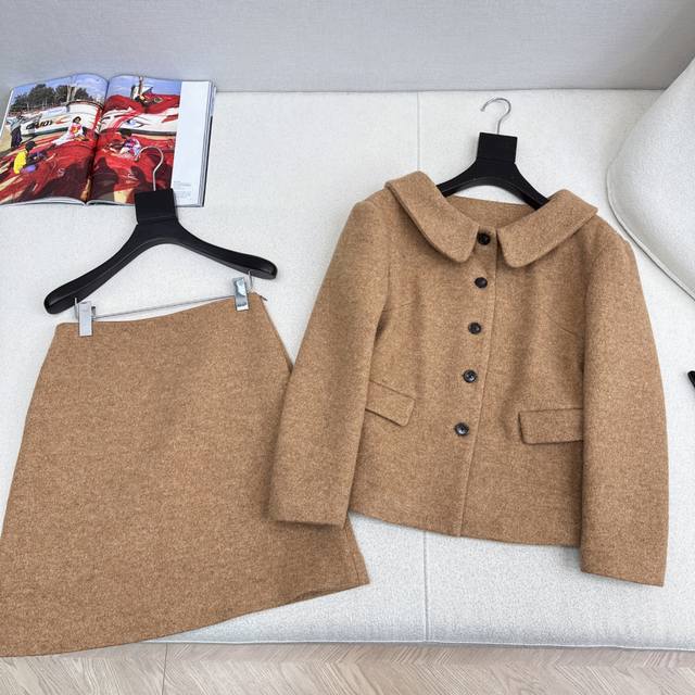 缪系复古法式穿搭 Miu 25Ss 秋冬最新款千金风毛呢套装 娃娃翻领收腰外套包臀半裙 自带节日氛围感 扣子解开可以当一字肩穿着 很缪很女人～～ 将经典通勤套装
