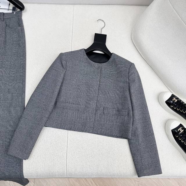 外套 西裤 爆单系列 pd 25Ss 早秋最新款高人气帅气套装圆领小短款格纹外套直筒西裤 定制格纹面料 一套搭配上身甜酷风简直绝了 上身显瘦又酷酷有型 整体酷帅