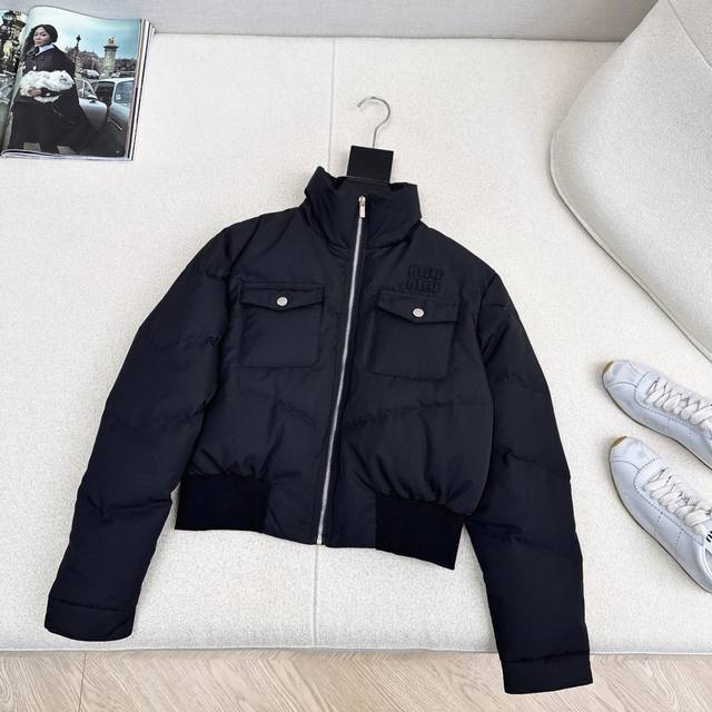 减龄缪系穿搭 Miu 25Ss 秋冬最新款标签刺绣羽绒服外套 经典夹克面包服高级感满满的 进口90白鸭绒填充 上身自带时髦高级感 可甜可盐随意搭配超好看 完美版