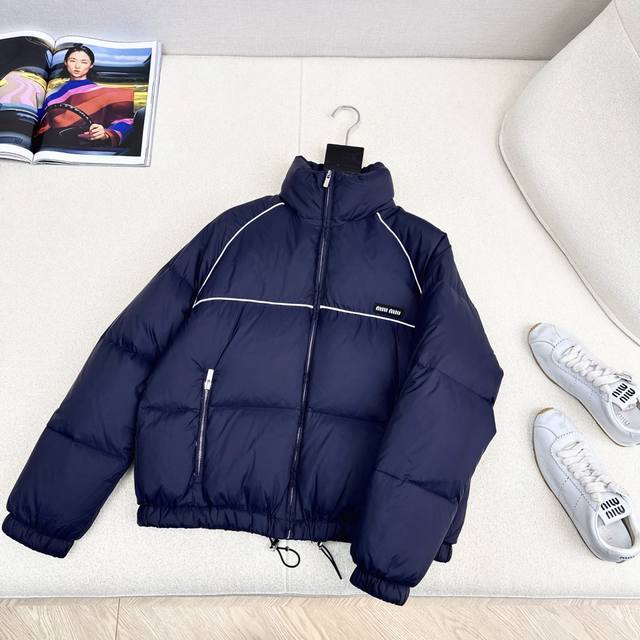 减龄英伦风穿搭 Miu 25Ss 秋冬最新款标签刺绣羽绒服外套 经典夹克面包服高级感满满的 进口90白鸭绒填充 撞色捆条包边帅气的调调上身自带时髦高级感 可甜可