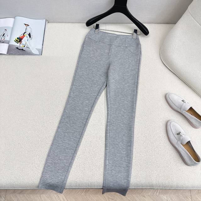 入冬必备 Bc 25Ss 秋冬最新款经典Logo字母装饰高腰打底裤 采用空气层加绒面料 超级细腻 特别很舒服 冬天再也不冷了 上身自动拥有纤细大长腿 版型太显瘦