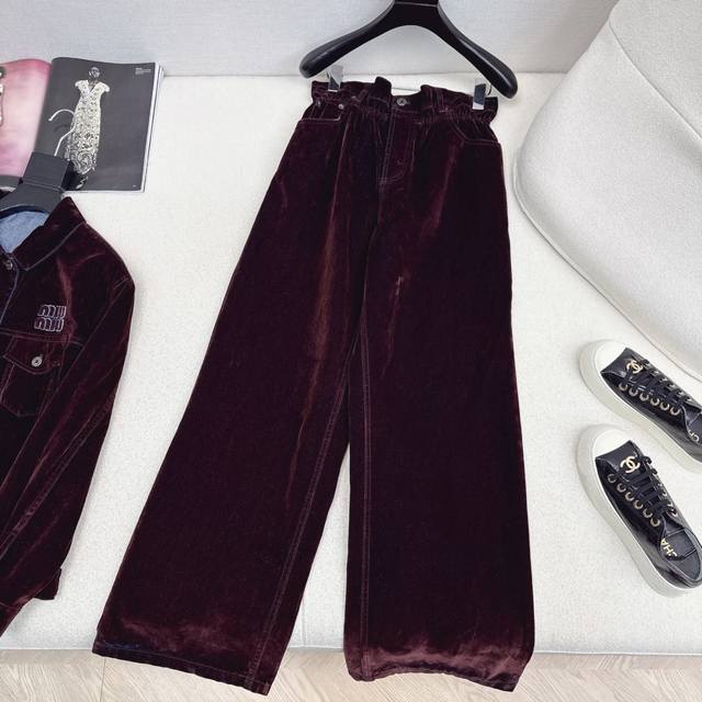 外套 裤 独家首发 Miu 25Ss 早秋最新款丝绒套装 落肩夹克外套长裤 今年新元素风向 高级时髦Look～～ 上身既帅气又很飒姐 定位的徽标字母贴布刺绣 定