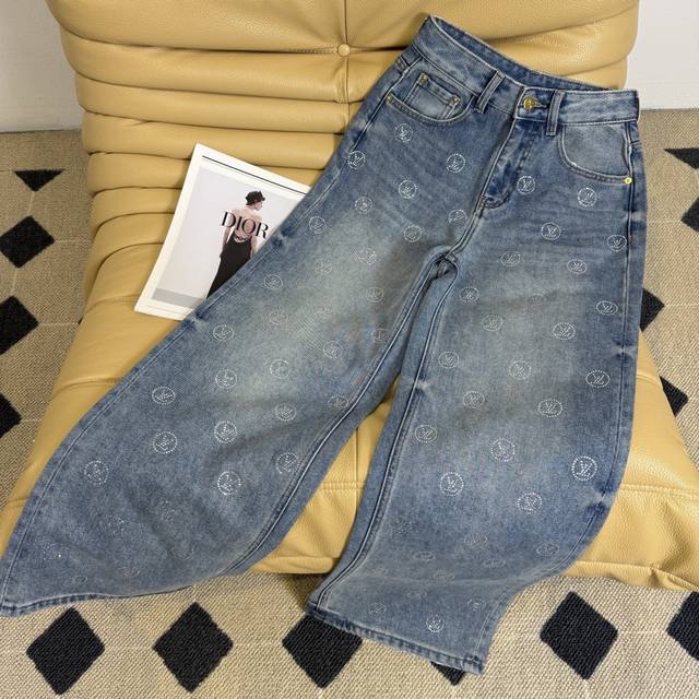 秋冬新款 25Ss～L家 满钻牛仔阔腿牛仔裤 把潮流钉在裤装 浅蓝牛仔的复古底色上 阔腿版型拉长比例 背面品牌标识与皮质铭牌的细节 把高级感藏在街头风里的巧思拉