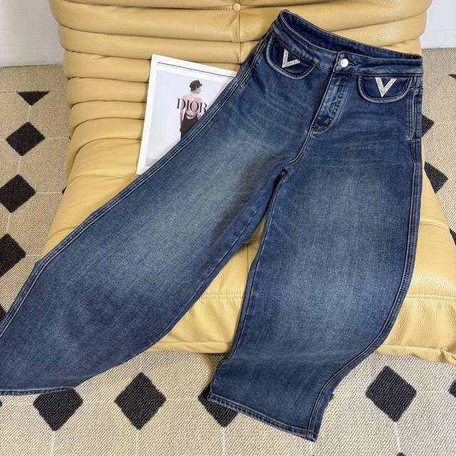 秋冬新款 25Ss～V家 复古V钻金属装饰加绒牛仔裤 简直就是行走的显长腿神器 直筒的版型 不挑人又百搭 重点是穿多久都不会过时 复古蓝洗水特别好看 一色四码