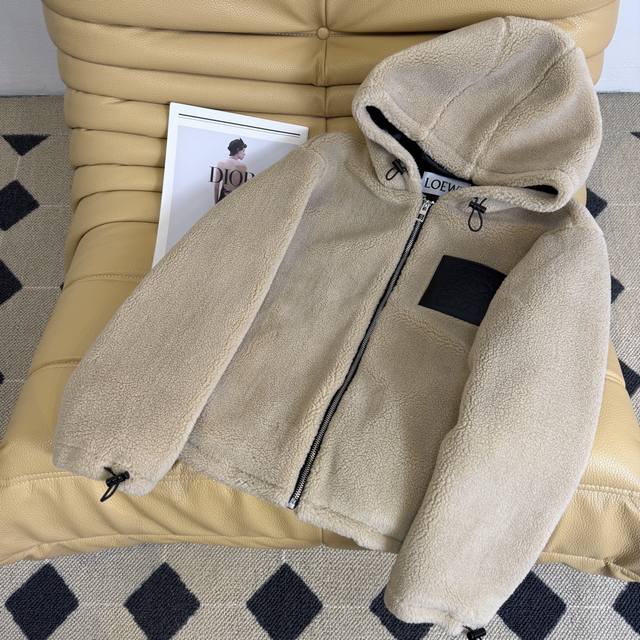 秋冬新款 25Ss～L家 泰迪羊羔毛连帽外套 秋冬必备 慵懒气质范儿 减龄世髦 连帽宽松版型 胸前Logo皮牌设计 又酷又飒 保暖效果也很好 时髦有型细节满满