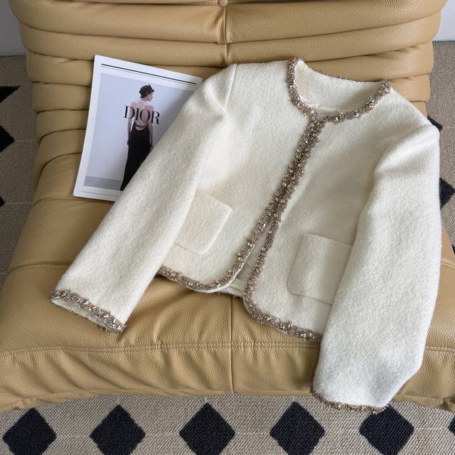 秋冬新款 25Ss～Ce 重工钉珠镶边圆领短款外套 经典圆领短款剪裁 优雅气质满分 羊毛粗花呢材质细腻有质感 精致感满满～日常通勤或各种场合都能轻松驾驭 搭秋冬