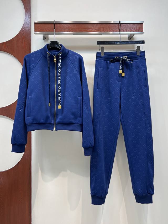 L家 25秋冬新款 老花提花运动套装 抽绳立领拉链外套高腰束脚裤 采用经典老花图案 黑色经典款蓝色款超吸睛！高品质棉质面料 柔软舒适 日常休闲穿搭首选 拉链设计