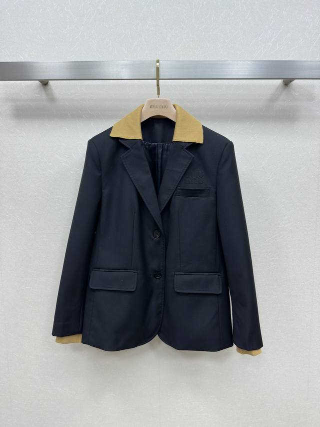 Miumi *26Ss 新款 西装外套 胸前字母刺绣Logo 非常吸睛 单排扣设计 翻领撞色设计很显高级感 定制字母纽扣 并且轻松抬气质 质感很好 Sml.