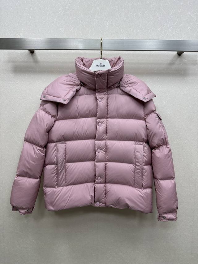 25Ss Moncle*R秋冬新品 袖子口袋Logo标志连帽羽绒服 设计新颖独特又保暖理念超赞！打造白富美必备单品 版型上身减龄又帅气，保暖拒绝臃肿 国标90白
