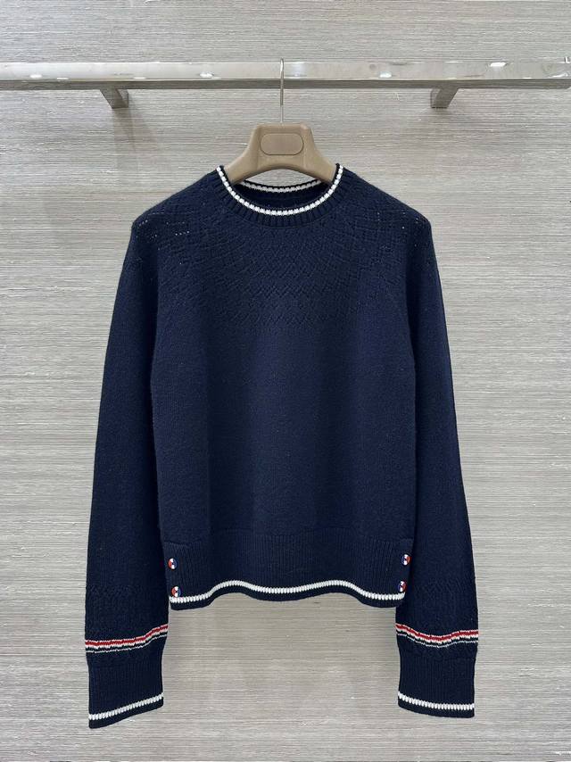 爆单推荐 原单品质Tb学院风穿搭，25秋冬新品，网纹镂空织带小开衩羊绒上衣！经典小开衩杠条拼色设计减龄学院风！圆领马鞍肩设计效果搭配标志性织带点缀，可甜可盐气质