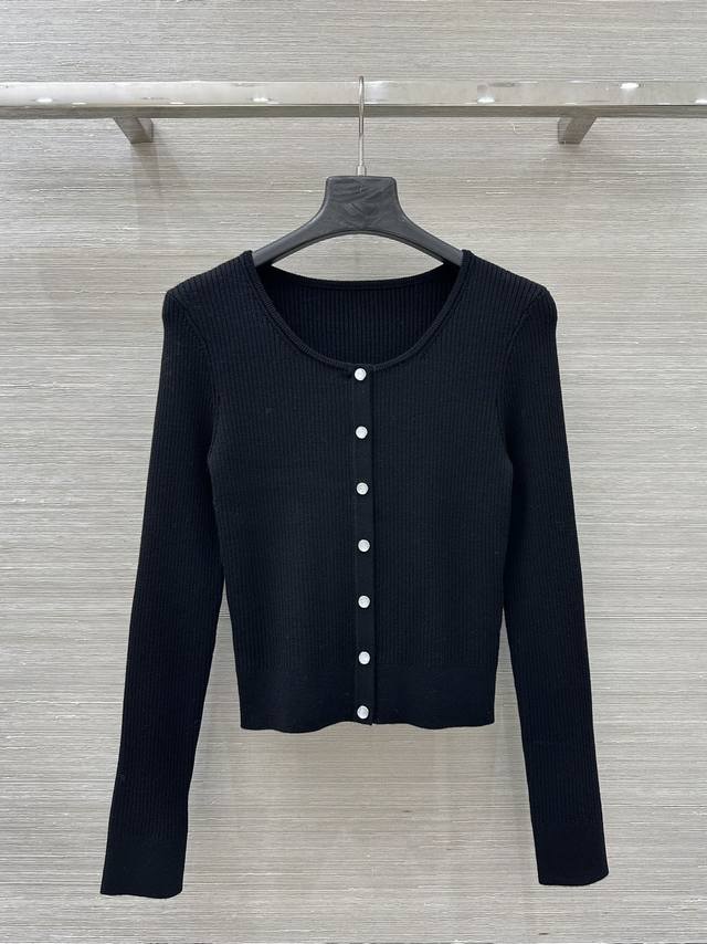 独家首发 原单品质 Ce长期主义穿搭，26早春新品！南法度假风，气质修身针织长袖上衣！凯旋门珍珠纽扣设计修身版型绝绝子！进口定制羊毛纱线16针坑条织法细腻柔软的