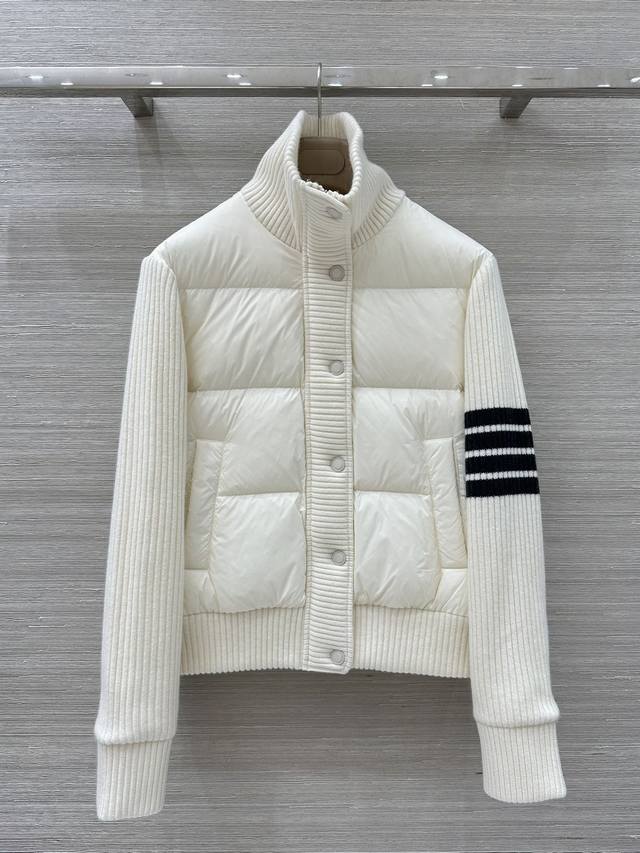 独家首发，原单品质 品质控必入！Tb减龄风穿搭，25秋冬新品，大翻领针织拼接鹅绒外套！冬季薄薄的羽绒服首选！重磅客供初剪羊毛，拼接鹅绒填充，绗缝设计，越简单的款