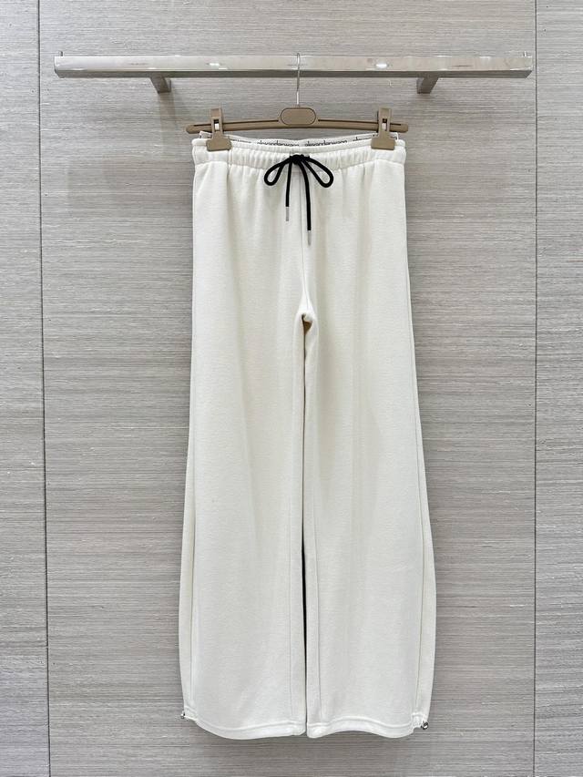 爆款推荐，独家首发 Aw甜酷女孩穿搭25Fw秋冬新款 假两件设计提花字母腰头设计休闲长裤丨独家高版出品！采用进口空气感舒适面料，软糯触感自带松弛氛围；腰部点缀字