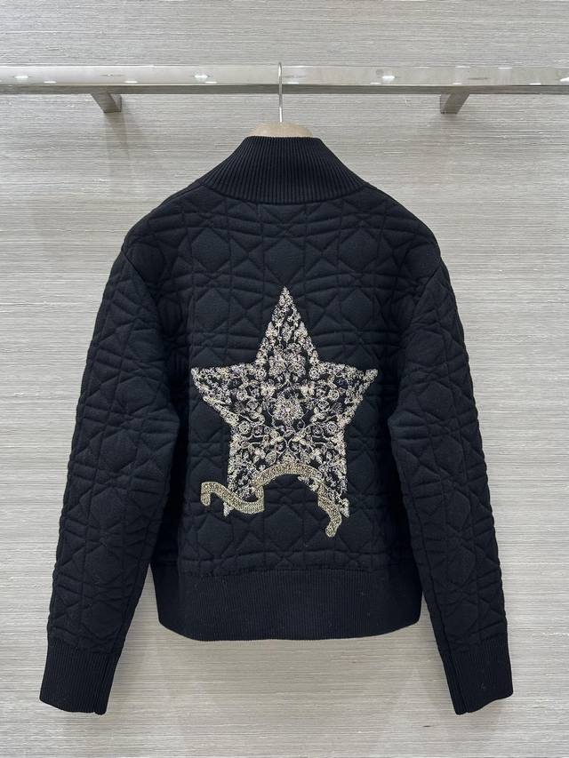 独家首发 高端原单品质认准我家品质。Missd 早秋新品，星星茹伊花园刺绣设计，奶乎乎的戴妃藤格纹气质棒球小外套。白富美必入减龄少女风单品。小翻领拉链设计短款版