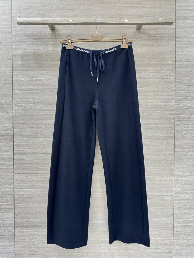 爆款推荐，独家首发 Coco女孩穿搭25Fw秋冬新款 提花字母腰头设计休闲长裤丨独家高版出品！采用进口空气感舒适面料，软糯触感自带松弛氛围；腰部点缀字母橡筋徽标