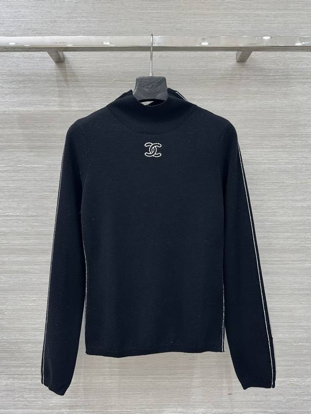 原单品质，独家首发 Coco穿搭25N滑雪系列 双C线条高领羊毛针上衣！纸片人穿搭单品！定制超细羊毛十六针进口机织，贴肤不紧绷，高领刚好适配秋冬，领口处的刺绣双