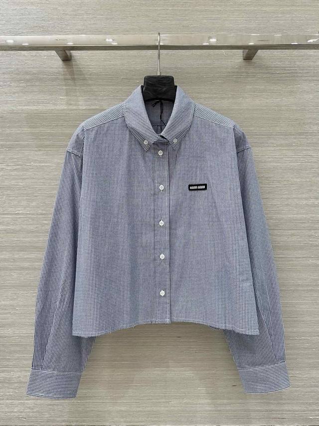 爆单推荐 原单品质，Miu系知识分子风穿搭，26早春新品。本季最火格子衬衫！叠搭天菜！减龄少女风怀旧复古风湖蓝格子超级帅气！刺绣字母Logo低调奢华，纯棉衬衫面