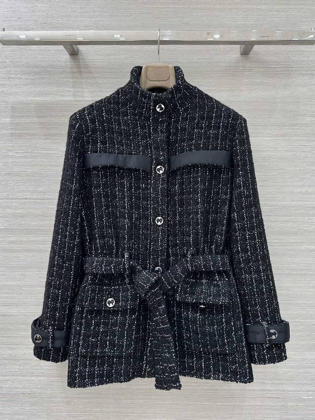 原单品质，独家首发 Coco穿搭，25K秋冬新品，王一博同款黑色粗花呢外套。经典四口袋腰部绑带设计，搭配缎带缀饰，优雅又现代。面料细腻有肌理感，金属纽扣腰带细节