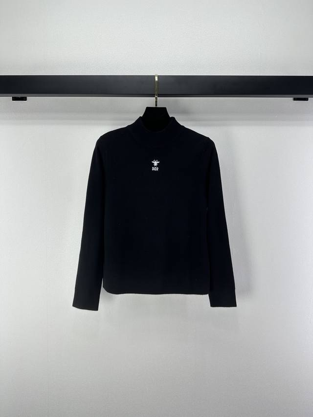 Dior上新细节 秋冬新款小蜜蜂刺绣立领打底衫，柔软弹力纱线，亲肤舒适，秋冬季节单穿或打底都很合适。立领设计提升层次感，胸前小蜜蜂刺绣超有辨识度。百搭不挑人，修