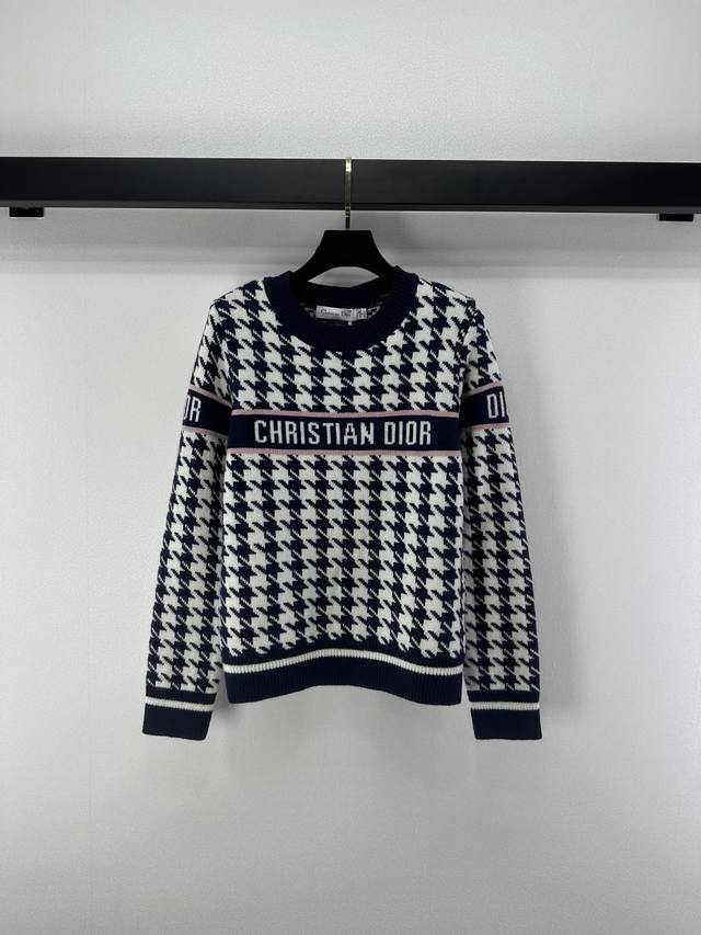 Dior 上新细节 秋冬新款圆领针织毛衣，黑白千鸟格+深蓝撞色，胸口有“Christian Dior”字样，品牌感满满+。高品质羊毛混纺，柔软又保暖，秋冬穿超合