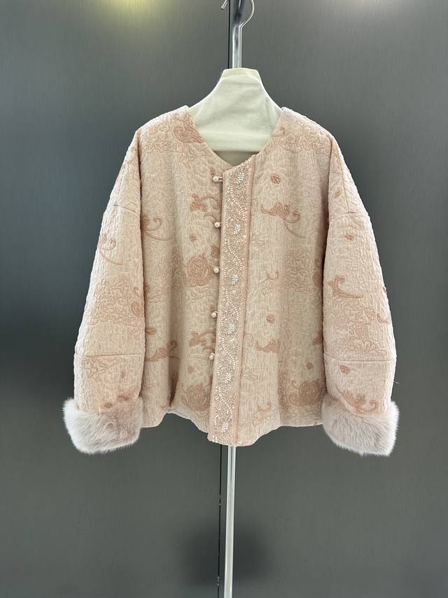 2025秋冬新款国风重工系列 高品质鹅绒服 重工钉珠羊毛面料 搭配水貂毛袖 内里90鹅绒填充 高级大气 Sml 衣长66，胸围132，码数L