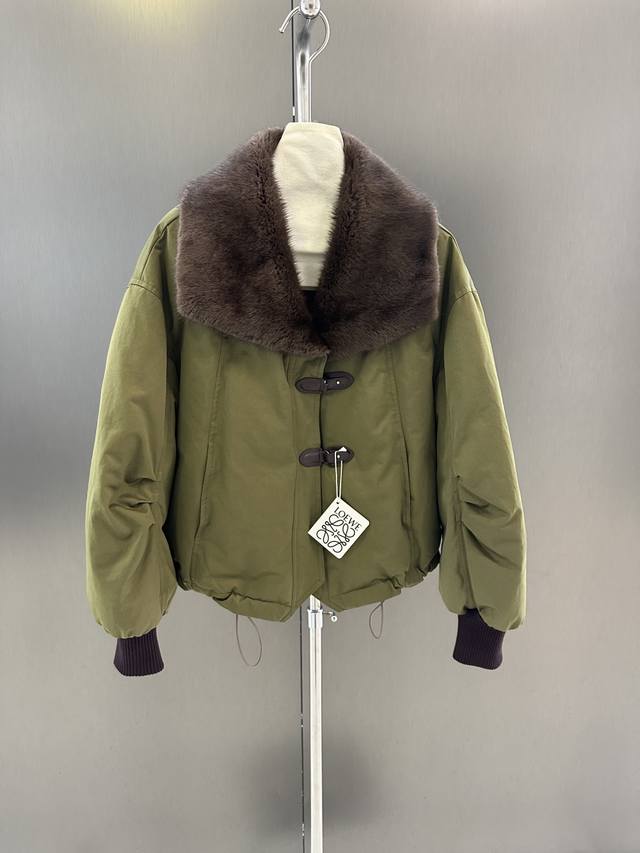 Loewe*秋冬新款鹅绒服 进口水貂毛领搭配 内里90鹅绒填充 大翻领设计 上身高级大气 Sml 衣长52，胸围112，码数M