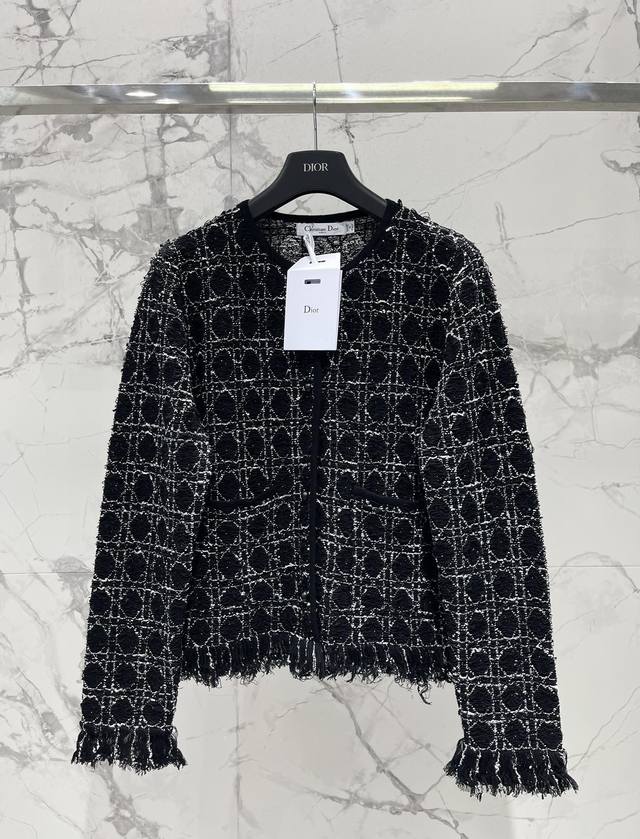 迪家新款复古菱格纹外套 迪奥不愧是时尚界的传奇，又狠狠戳中了我的审美！ 这款复古菱格纹外套一上身，优雅贵气的氛围感就立刻拉满啦！菱格纹可是迪奥经典元素，这次全新