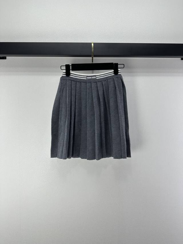 Miumiu上新细节 秋冬新款收腰百褶半裙 字母提花针织，韩系学院风满满，条纹拼接撞色设计超吸睛！搭配百褶裙摆，灵动又减龄，秋冬也能穿出青春感！ 1色3码Sml