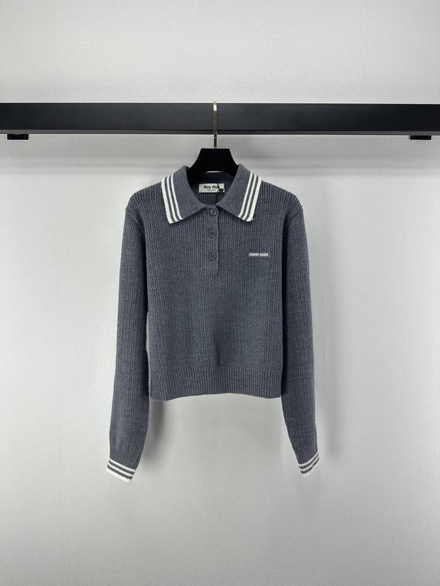 Miumiu上新细节 秋冬新款翻领镂空长袖 字母提花韩系学院风毛衣太绝！条纹拼接撞色，休闲慵懒又软糯，秋冬穿它超吸睛 白搭不挑人 1色3码Sml
