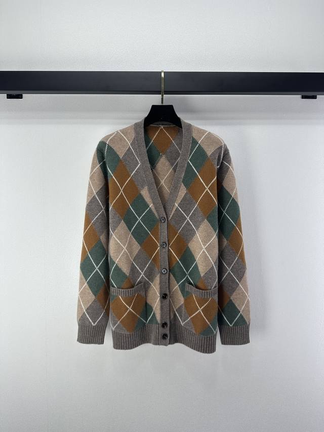 1:1 Lp上新细节 秋冬新款菱格V领针织开衫，卡其、棕色、绿色拼接，复古学院风满满！羊毛混纺材质，柔软又保暖，秋冬穿超合适～V领修饰颈部线条，宽松版型慵懒随性