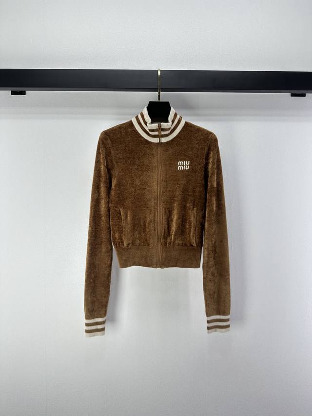 1:1 Miumi*上新细节 秋冬新品休闲拉链开衫 定制Yb进口纱线只要 透气舒适 垂顺有型 小立领拉链开衫 短款修身裁剪轻松勾勒松弛感线条 拉链调节穿脱方便