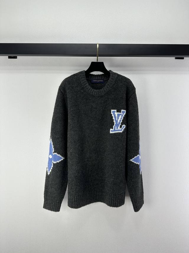 1:1 Lv*上新细节 秋冬新品钩花圆领套头毛衣 Ski滑雪系列 领口袖口螺纹包边与衣摆相呼应 胸前字母徽标叠加撞色钩花设计 手肘和后背处四叶草元素与之呼应 彰