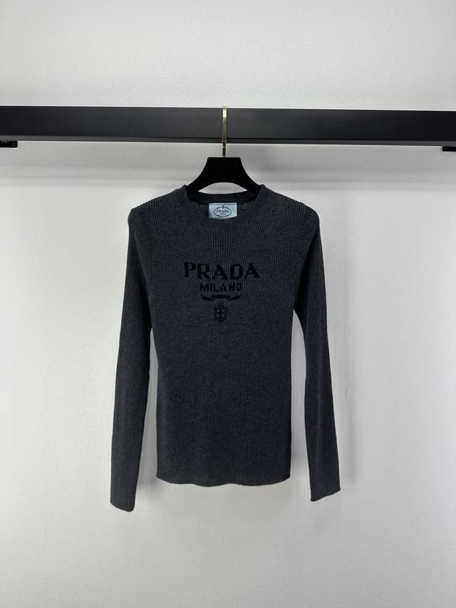 prad* 上新细节 秋冬最新圆领字母针织长袖！定制Yb羊毛纱线织造 细腻肌理 柔软舒适 胸前字母Logo提花质感更显份量 圆领针织长袖裁剪 立体包边与大身走向