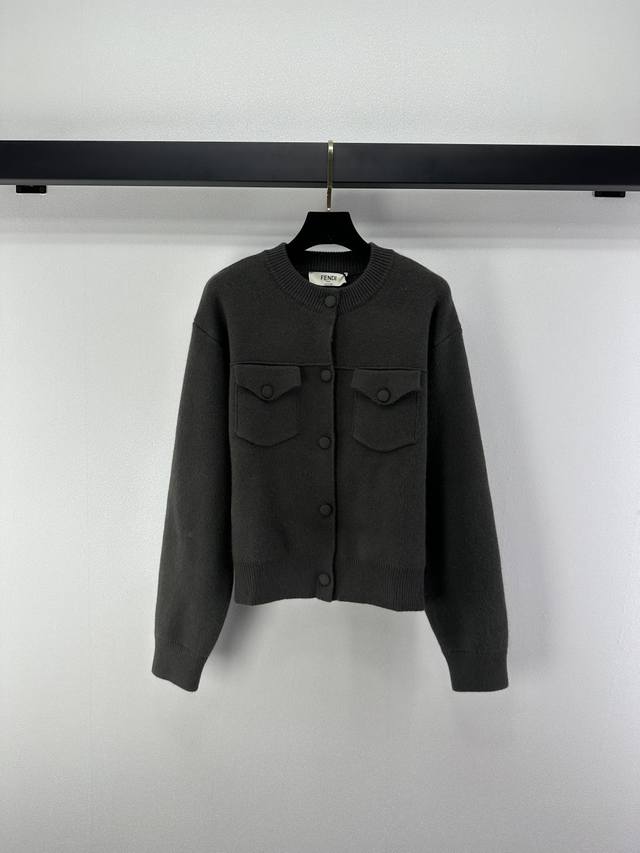 Fend*上新细节 秋冬新款针织圆领开衫 两口袋装饰Yb开模包扣点缀 后背经典双F章仔点缀 高级轻奢精致 2色3码Sml