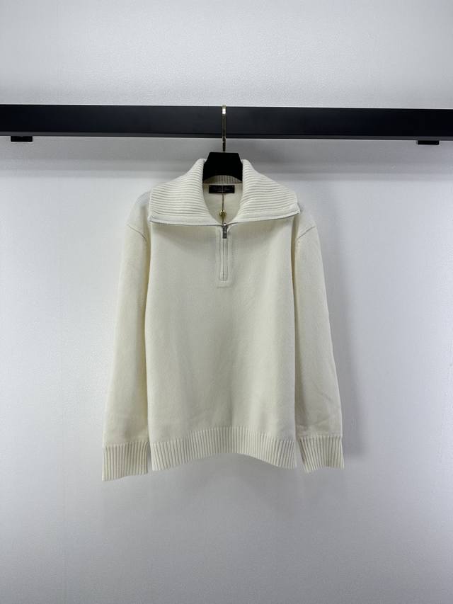 Lp上新细节 秋冬新款经典半拉链长袖，柔软细腻，保暖性超赞！半拉链设计可自由切换翻领或高领，搭配灵活，袖口和下摆罗纹针织，版型更立体。奶白色温柔高级，黑色大气百