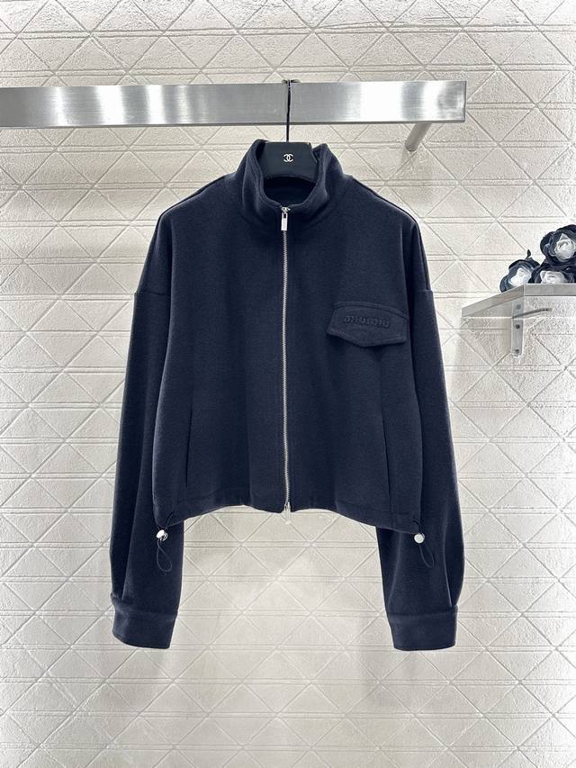 Miu Mi* 25Af新品上架 拉链外套长裤套装 定制Yb进口材质，工艺处理，呈现毛呢质感，秋冬保暖舒适。拉链开襟外套，下摆抽绳松紧调节，袖口宽边勾勒，胸口单