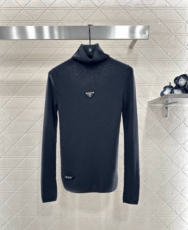 prad* 25As新品上架 修身三角徽标高领打底衫 定制Yb进口羊毛混纺材质，质感舒适，弹力十足，修身高领打底裁剪，胸口居中缝制三角金属徽标，与下摆皮质徽标呼