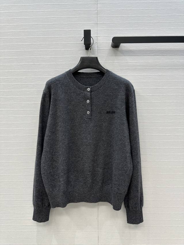 爆单推荐原单品质Miu系少女穿搭，半纽扣圆领羊绒针织衫，经典徽标设计知识分子时髦风！秋冬必入叠搭单品，休闲版型百搭不挑人，上身美的不要不要的！两色3码，S码：肩