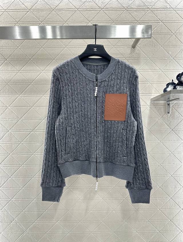 Loew* 25Ba新品上架 圆领麻花针织上衣长裤套装 定制Yb进口材质，细腻柔软，弹力十足，精致圆领开衫剪裁，开襟拉链设计，通体以细腻麻花肌理钩织，竖列坑条弹