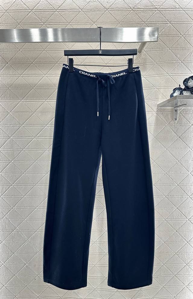Chane* 25Af新品上架 加绒织带阔腿弯刀长裤 定制Yb进口羊毛混纺材质，质感高级，加绒厚度，分量十足，阔腿长裤弯刀形剪裁，腰身螺纹织带，点缀品牌字母装饰