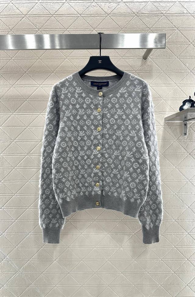 Louis Vuitto* 25Ah新品上架 提花圆领针织开衫 定制Yb羊毛针织材质，质感高级，舒适柔软，圆领开衫剪裁，领口袖口螺纹包边与衣摆相呼应，印刻襟扣点